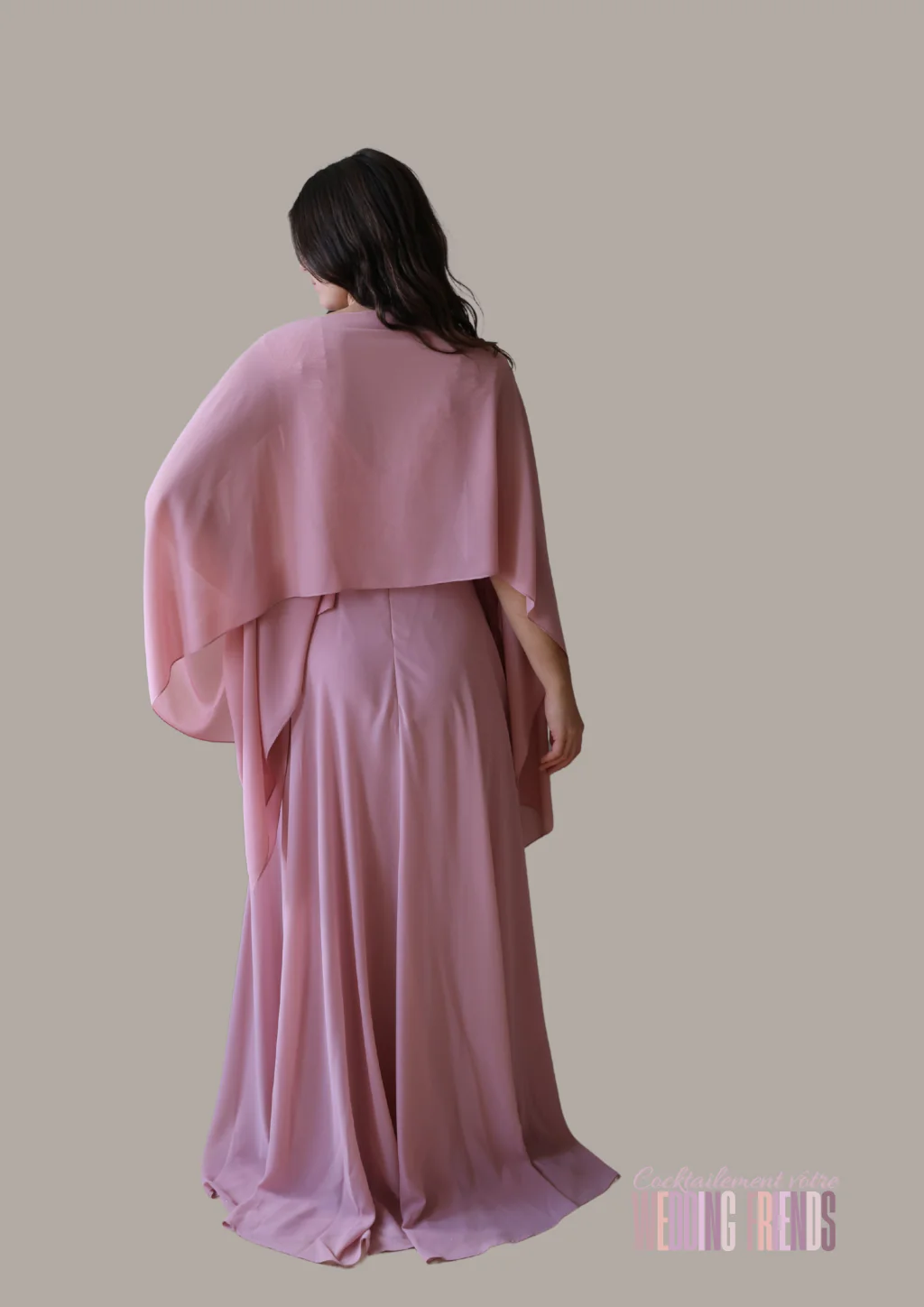 Étole rose pour robe de cocktail